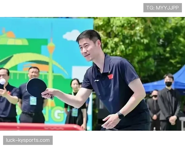 王励勤吃个饭有人偷偷给他算账，这日子也太拽了吧？